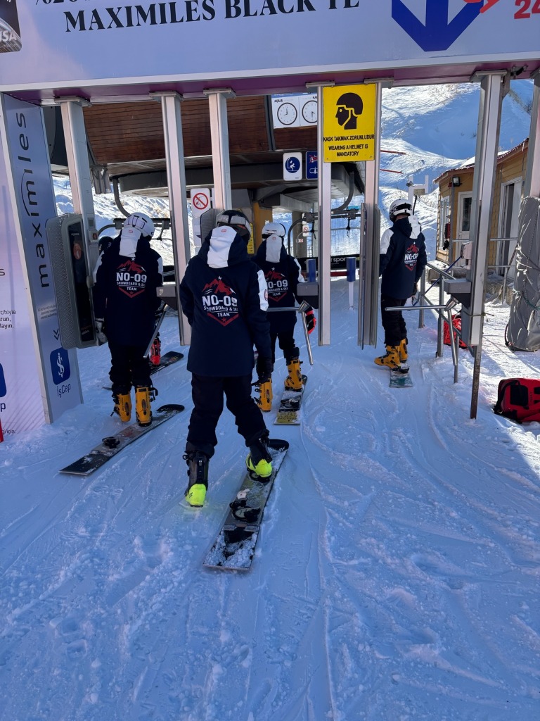 NO 09 SNOWCLUB
