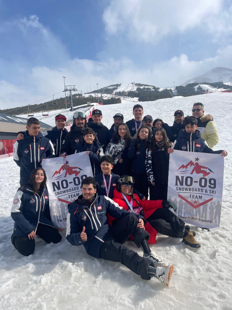 NO 09 SNOWCLUB