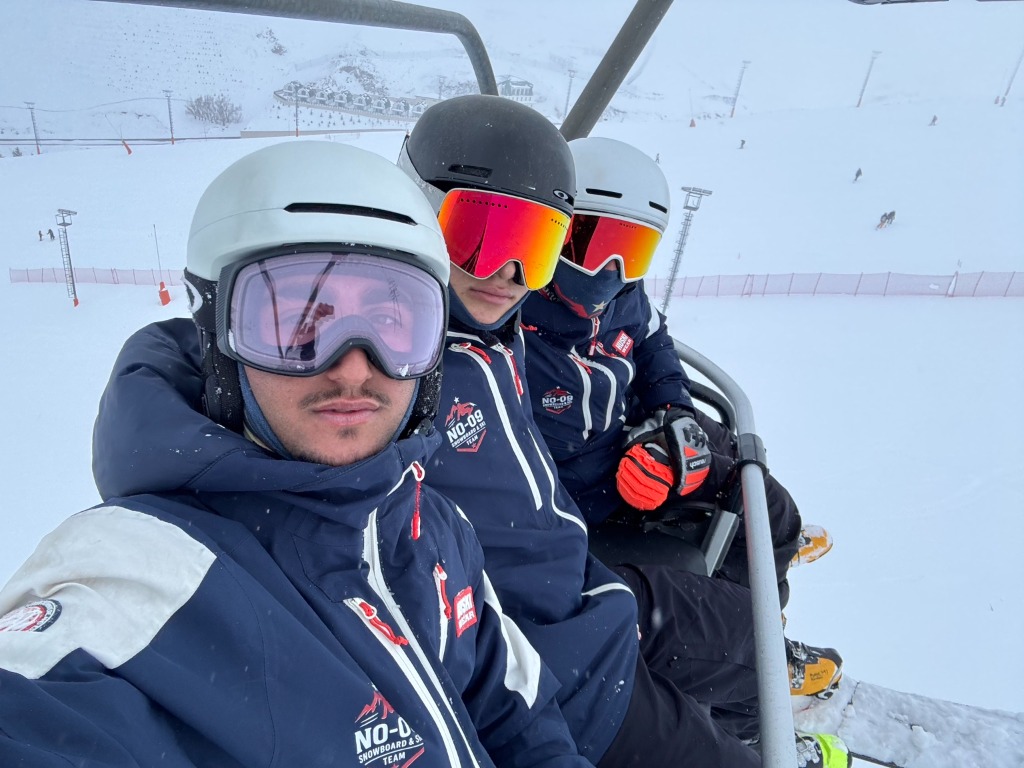 NO 09 SNOWCLUB